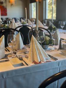 EvjeにあるDølen Hotelのワイングラスとナプキンを盛り付けたテーブル
