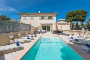 Swimmingpoolen hos eller tæt på Ideal Property Mallorca - Villa Hilary