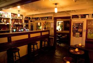 een bar met barkrukken in een kamer met: bij The Townhouse in Miltown Malbay