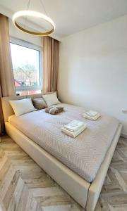 Postel nebo postele na pokoji v ubytování Jantart Resort Słońce Jantaru by TriApart