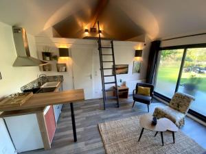 ein Wohnzimmer mit einer Leiter und ein Zimmer mit einem Schreibtisch in der Unterkunft Jolie maison pleine nature, 1-4 p, parking gratuit in La Chapelle-sur-Erdre