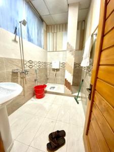 Malam Jabba的住宿－Sunshine Hotel & Restaurant，带淋浴、盥洗盆和卫生间的浴室