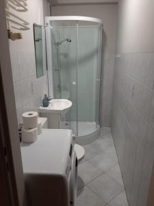 un bagno con doccia, WC e lavandino di Apartament Sopotkowo "WYJĄTKOWY" a Sopot
