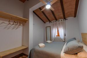 Ένα ή περισσότερα κρεβάτια σε δωμάτιο στο Casa Rural Finca Los Olivos
