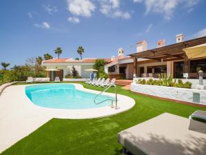 um quintal com uma piscina e uma casa em CASA GRAN CANARIA - Gran Canaria Stays em Maspalomas