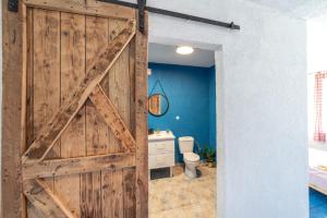 uma casa de banho com uma porta de correr com um WC. em Hastrmanův Mlýn 