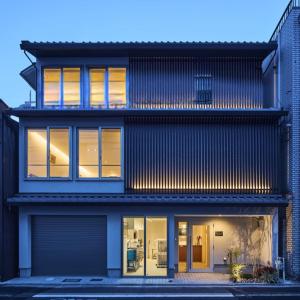 a modern house with a black facade at ホテルトーイン京都 in Kyoto