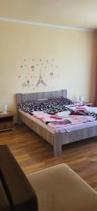 Postel nebo postele na pokoji v ubytování Bástya Apartmanház