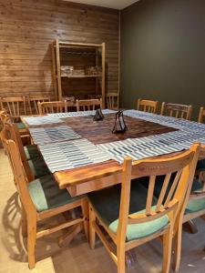 stół jadalny z krzesłami i drewniany blat w obiekcie Chalet Iskar Borovets w Borowcu