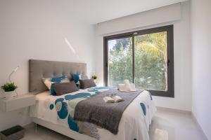 sypialnia z łóżkiem z butami w obiekcie Apartment Marbella Golf With Pool - Happy Rentals w mieście Estepona