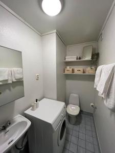 een witte badkamer met een wastafel en een toilet bij Apartment with Terrace & View in Bergen