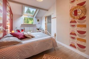 a bedroom with a bed in a room at Jardins de la Cantine -l'entre deux in Locminé