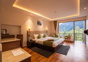 Postel nebo postele na pokoji v ubytování Moustache Manali