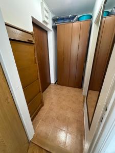 pasillo con 2 puertas de armario y suelo en BABI apartment, en Sutomore