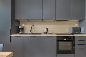 Kuchyň nebo kuchyňský kout v ubytování Nadmorski Apartament z Parkingiem w Ustroniu Morskim by Noclegi Renters