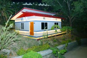 ein Modell eines Hauses in einem Garten in der Unterkunft Shalini Batika & Eco Resort in Tigri
