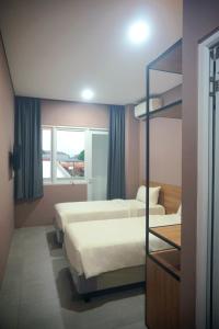 Llit o llits en una habitació de VNC Alam Sutera Hotel Powered by Archipelago