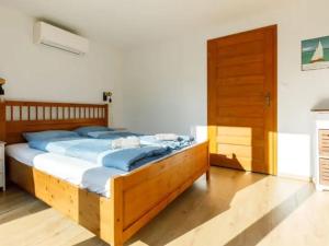 A bed or beds in a room at Green Lake House - Private beach at Balaton