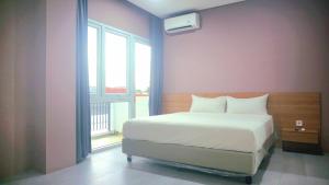 Llit o llits en una habitació de VNC Alam Sutera Hotel Powered by Archipelago