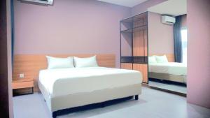 Llit o llits en una habitació de VNC Alam Sutera Hotel Powered by Archipelago