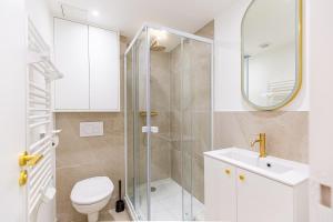 une salle de bains avec douche, toilettes et lavabo dans l'établissement Lavie Maison Equipped Studio, à Bordeaux 24 autres photos