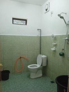 a bathroom with a toilet and a shower at Homestay Idaman B B with 2 room aircond 2 Quen Bed and Not Sharing Room -Privacy in Kuala Terengganu +37 photos