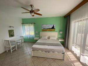 una camera con letto e parete verde di Adult Only - Hotel Suzanna ad Achladies