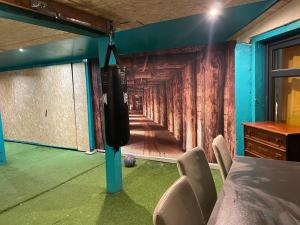 um quarto com uma parede com uma pintura de um túnel em Maison de ville atypique em Le Molay-Littry