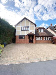 una gran casa de ladrillo con una gran entrada en Emerson Park Mansion, en Harold Wood