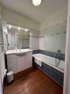 a bathroom with a tub and a sink and a bath tub at Beautiful apartment - Centre in Cagnes-sur-Mer