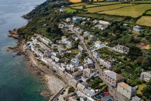 eine Luftaufnahme einer Stadt am Wasser in der Unterkunft Gull's Nest Holiday Cottage in Mousehole