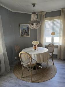une salle à manger avec une table, des chaises et un lustre dans l'établissement Cozy Central House, à Sandefjord