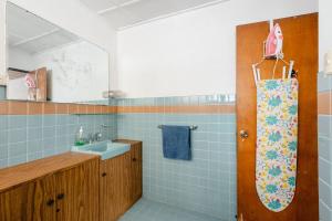 een badkamer met een wastafel en een douche met blauwe tegels bij Casa Mundo in San José