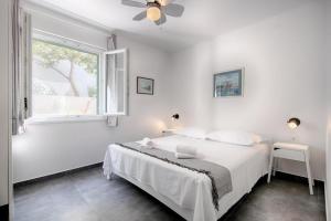 Ένα ή περισσότερα κρεβάτια σε δωμάτιο στο Apartmani Dule Komiža 2