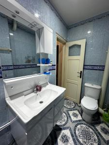 a bathroom with a sink and a toilet at Bel appartement meublé à louer in Fort de lʼEau