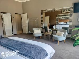 ダルストロアームにあるMisty View Houseのベッドルーム(ベッド1台、椅子、鏡付)
