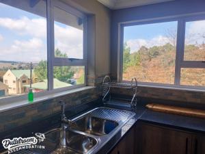 ダルストロアームにあるMisty View Houseのキッチン(シンク付)、窓2つが備わります。 +24枚の写真