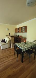 Kuchyň nebo kuchyňský kout v ubytování Bástya Apartmanház