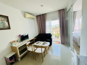 a room with a desk and a room with a bed at Phuket naka condon-52-45 免费高速上网免费停车 in Phuket