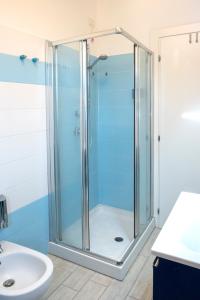 La salle de bains est pourvue d'une douche avec une porte en verre. dans l'établissement S338 - Sirolo, delizioso trilocale con terrazzino, à Sirolo