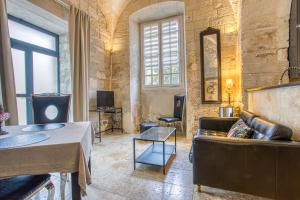 uma sala de estar com um sofá e uma mesa em La Chapelle du Miracle em Avignon