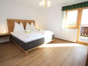 Schlafzimmer mit einem Bett und einem Fenster in der Unterkunft Exquisite Apartment in Mittersill near Ski Area in Mittersill