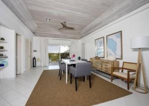 ein Wohnzimmer mit einem Esstisch und Stühlen in der Unterkunft Beachfront Bliss Private Estate with Cottages in Savannah Sound
