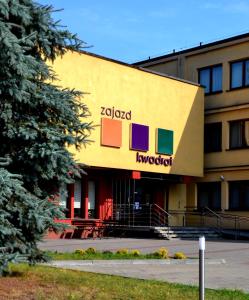 un edificio con un cartel en el costado en Zajazd Kwadrat, en Dąbrowa Górnicza