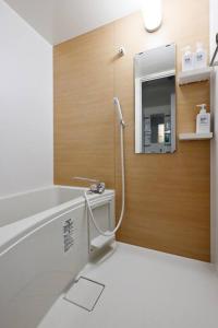 y baño con ducha y espejo. en シティマインド京町901, en Osaka