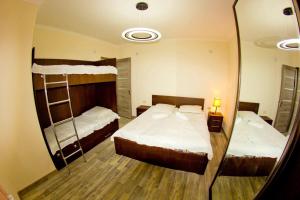 2 łóżka piętrowe w pokoju z lustrem w obiekcie Aval-Bakuriani w mieście Bakuriani