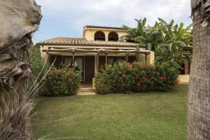 En have udenfor Tranquil Lantana Resort Hotel and Apartments 1-2km from Nora beach