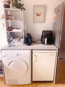 y cocina con lavadora y nevera. en Apartamento com boa luz e localização em Lisboa. en Lisboa