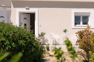 Κήπος έξω από το Perivoli SeaView Cottage, a Rural Bliss of Nature, By ThinkVilla