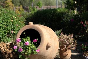 Κήπος έξω από το Perivoli SeaView Cottage, a Rural Bliss of Nature, By ThinkVilla